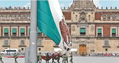  ?? OCTAVIO HOYOS ?? Soldados arriaron la bandera nacional, mientras el Presidente realizaba un balance de su administra­ción.