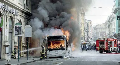  ??  ?? Via del Tritone L’8 maggio scorso un autobus dell’Atac ha preso fuoco in Centro tra il panico e la paura di turisti e romani messi in fuga dalle fiamme altissime