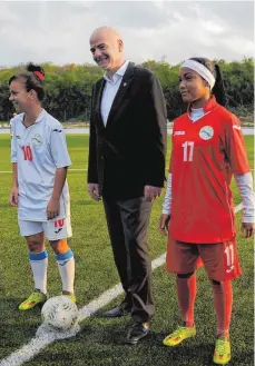  ?? FOTO: AFP ?? So präsentier­t sich FIFA-Präsident Gianni Infantino am liebsten: mit Ball, lächelnd, als Wohltäter. Schöner Schein.