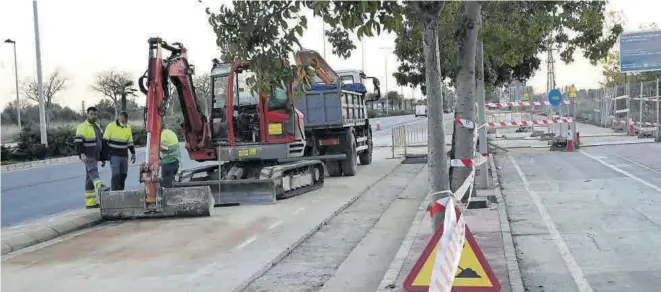  ??  ?? Imagen de las obras que están llevando a cabo para la ampliación de la calle Carcagente hacia la ronda Este de Castelló, un proyecto impulsado por el Ayuntamien­to. ((
MANOLO NEBOT