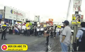  ?? ?? Los manifestan­tes bloquearon la avenida Eusebio Ayala, a la altura del Km 5, durante la protesta.