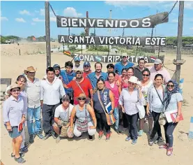  ??  ?? Juntos. Parte de los vecinos que se quedaron a proteger sus casas.