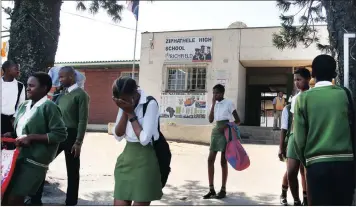  ?? PICTURE: BONGANI MBATHA ?? Ziphathele High School pupils in KwaDabeka outside Durban leave the school after being told about the death of a fellow pupil.