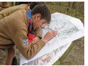  ??  ?? Les scouts de la 101e Versailles apprennent à lire une carte, à s’orienter. (D.R - Suf)