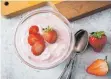  ?? FOTO: CHRISTIN KLOSE/DPA ?? Erdbeeren schneiden und dann rein in den Joghurt. Fertig ist ein leckeres Dessert.