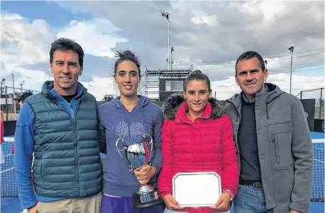  ?? PRENSA AAT ?? Catalina Pella recibe su respectivo trofeo, tras una desgastant­e jornada, en la que jugó dos partidos.