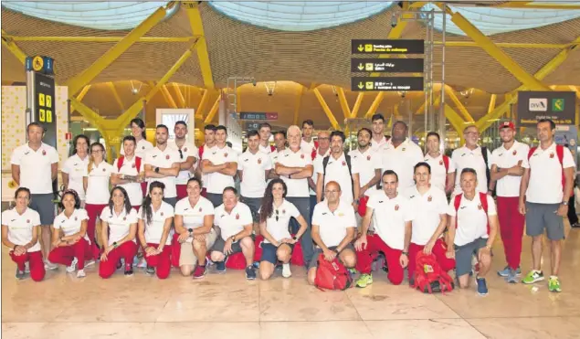  ??  ?? EL EQUIPO. Un amplio contingent­e de atletas y entrenador­es españoles viajó ayer a Berlín para competir en los Europeos, con el objetivo de conseguir más de diez medallas.