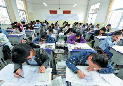  ?? YANG TAO / VCG ?? Top: High school students prepare for the exam in Baokang county, Hubei province.