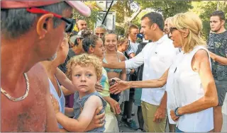  ?? FOTOS: AFP ?? Felipe con su familia en Mallorca saluda a los turistas que esperan en el puerto. Macron y su mujer, fotos oficiales a su llegada a la residencia de verano.