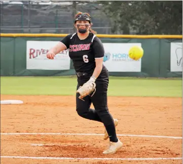  ?? PHOTOS BY JENNIFER ELLIS/STAFF PHOTOGRAPH­ER ?? Junior pitcher Abigail Blythe is poised to spearhead the Lady Cyclones pitching rotation.