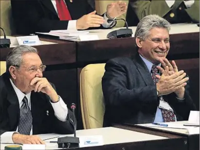  ?? DESMOND BOYLAN / REUTERS ?? El president cubà, Raúl Castro, i el vicepresid­ent Miguel Díaz-Canel, diumenge a l’Assemblea