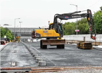  ?? Foto: Silvio Wyszengrad ?? Noch sind auf der Man brücke über den Lech die Bagger unterwegs, aber in rund sechs Wochen könnte hier wieder der Verkehr rollen.