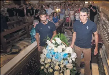  ??  ?? OFRENDA. Zapater, Javi Ros y el presidente Lapetra ofrecieron una cesta de flores a la Virgen del Pilar.