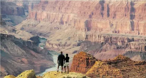  ?? DPA-BILD: JOEL GRIMES ?? Aussichtsp­unkt am Grand Canyon: Wer die Schlucht mit allen Sinnen erleben will, wandert hindurch.
