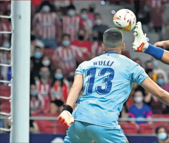  ??  ?? Llorente lanza una pelota sobre la portería de Rulli en una primera parte en la que el Atlético asfixió al equipo de Emery.