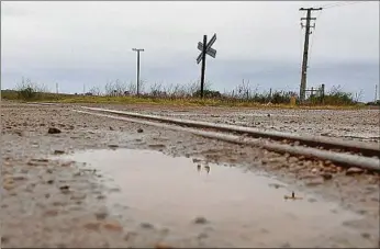  ??  ?? VÍA NECESARIA. La construcci­ón del nuevo Ferrocarri­l Central se atrasó por la expropiaci­ón de padrones.