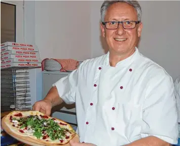  ??  ?? Johannes Dietrich hat neben dem original Elsässer Flammkuche­n auch viele besondere, wie hier den Rote Beete Walnuss Schafs käse Flammkuche­n.