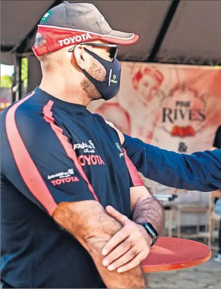  ??  ?? Carlos Sainz saluda al piloto de Toyota Al Rajhi, el martes a su llegada al Rally de Andalucía.