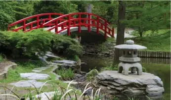  ?? DREAMSTIME PHOTOS ?? JAPANESE GARDEN (above): Natural patterns of plant growth, rock formations and water movement are the basis of design.