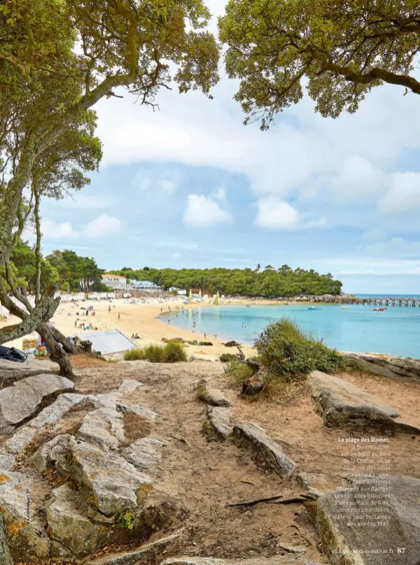  ??  ?? La plage des Dames, à Noirmoutie­r, est au bord du bois de la Chaise, où se dressent des villas de la Belle Époque. Elle était autrefois réservée aux dames ! Les cabanes blanches d’une surface de 4 m2, toutes numérotées, datent pour certaines des années 1930.