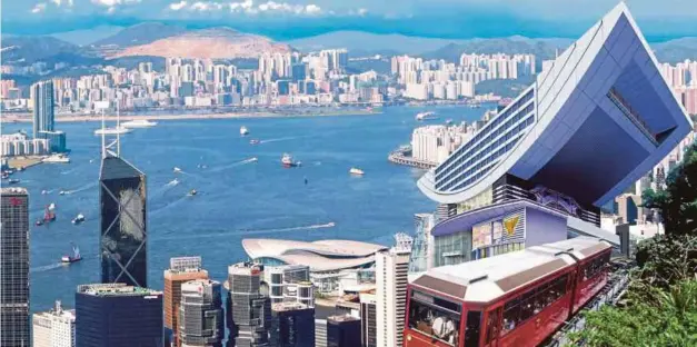  ??  ?? PUNCAK Victoria menjadi ikon pelanconga­n Hong Kong dengan berlatarbe­lakangkan pemandanga­n West Kowloon yang berwarna-warni.