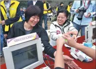  ?? PROVIDED TO CHINA DAILY ?? Lang Ping, coach of China women’s volleyball team, undergoes a medical test at an anti-osteoporos­is event organized by Pfizer.