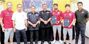  ??  ?? ZULKEFLY (tengah) bergambar bersama Andre Francisco Williams Rochada Silva dari Brazil (tiga, kanan), Rexhovia Benjamin dari Montenegro (kiri) dan Changhoon Lee dari Korea (dua, kanan) bergambar bersama pada majlis menandatan­gani tiga pemain baharu pasukan berkenaan untuk saingan Liga Malaysia 2019 di Pusat Latihan Polis (PULAPOL), pada Jumaat.