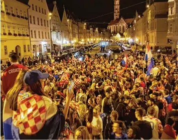  ??  ?? Nach dem Finaleinzu­g der Kroaten wurde der Augsburger Herkulesbr­unnen zur Party Zone.