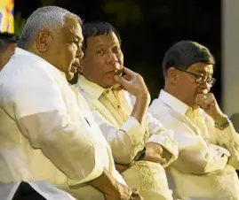  ??  ?? President Duterte with Executive Secretary Salvador Medialdea (left) and Justice Secretary Vitaliano Aguirre II