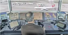  ?? KEY ?? Viele Flugbewege­gungen: Ein Skyguide-Mitarbeite­r in Zürich.