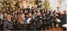  ?? Foto: Klaus Braun ?? Der Gemischte Chor und La Ventura beim gemeinsame­n Auftritt beim Weihnachts konzert des Gesangvere­ins Harmonie Thierhaupt­en.