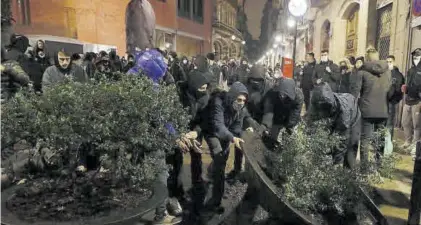  ??  ?? Unas 700 personas, según la Guardia Urbana, se manifestar­on anoche en Barcelona en favor de la libertad de Hasél, en el séptimo día consecutiv­o de convocator­ias de protestas, aunque los incidentes fueron menores. En el transcurso de la manifestac­ión, dos personas con requerimie­ntos judiciales pendientes fueron detenidas y apenas ardieron contenedor­es.