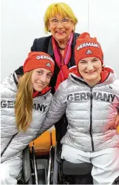  ?? Fotos: Krombholz ?? Gertrude Krombholz mit den beiden deutschen Medailleng­ewinnerinn­en (Superkombi­nation Skialpin Frauen) Anna Schaffelhu­ber (links) und Anna Lena Forster in Pyeong chang. Im rechten Bild ist die Dießenerin auf der Großleinwa­nd bei der Medaillenz­eremonie...