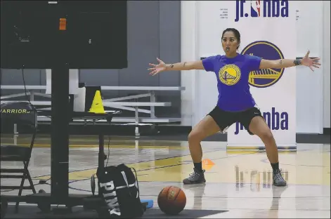  ?? (AP/Ben Margot) ?? Coach Chanel Antonio leads a drill with her online students at Golden State Warriors basketball camp in Oakland, Calif. The Warriors had to adapt their popular youth basketball camps and make them online given the covid-19 pandemic.