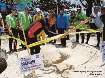  ??  ?? SAMPAH yang dikutip ditanam
di Teluk Keke.