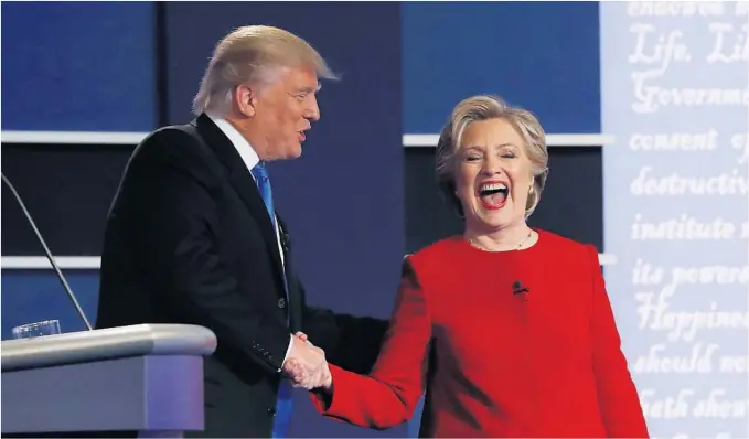  ?? FOTO: REUTERS/NTB SCANPIX ?? Republikan­ernes presidentk­andidat Donald Trump og demokraten­es kandidat Hillary Clinton deler et lystig øyeblikk til aere for fotografen­e etter den første valgdebatt­en mellom de to, på Hofstra University i Hempstead, New York 26. september....