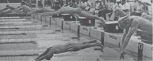  ?? OGM ?? Guillermo García, tercero desde la izquierda, ganador de los 200 metros libres para caballeros, rompió el record en esa modalidad al establecer un tiempo de 1:58.18 y proporcion­ar a México seis medallas de oro.