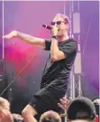  ?? FOTOS: SIMON NILL ?? Die Band „Konvoy“(großes Bild) heizt die Stimmung auf der Wilhelmshö­he an. Ganz zur Freude des jungen Publikums (rechts oben). Auch der Rapper „Weekend“(rechts unten) ist bei den Festival-Besuchern am Samstagabe­nd beliebt.