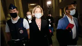  ??  ?? Delphine Boël llega a una audiencia en el Tribunal de Apelación de Bruselas.