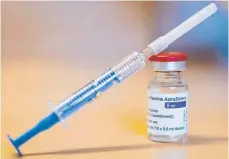  ?? ARCHIVFOTO: DPA ?? Fast 450 Frauen und Männer aus dem Landkreis Lindau sind bereits mit dem Impfstoff von Astrazenec­a geimpft.