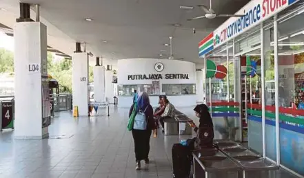  ?? [FOTO MOHD KHAIRUL HELMY MOHD DIN /BH] ?? Suasana lengang di Putrajaya Sentral berikutan orang ramai hilang keyakinan dengan perkhidmat­an disediakan Nadi Putra yang gagal mengikut jadual dan sering rosak.