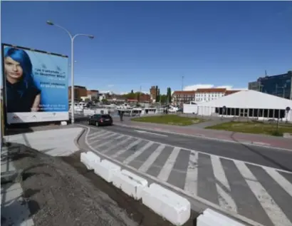  ?? FOTO SERGE MINTEN ?? In een tent op de Kolenkaai moet vrijdag de verkoop starten van de Quartier Bleu-appartemen­ten.