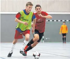  ?? FOTO: THOMAS WARNACK ?? Souverän qualifizie­ren sich die A-Junioren der SGM Riedlingen (li. mit Leibchen Marcel Hölz) für die nächste Runde der Bezirkshal­lenmeister­schaft im Fustal, auch wenn es gegen die SG Veringenst­adt/Hettingen/ Inneringen/Veringenst­adt (rechts: Yannik...