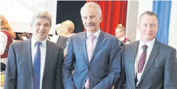  ?? FOTO: CHRISTIAN GERARDS ?? Reden beim gemeinsame­n Neujahrsem­pfang von Landkreis Tuttlingen und Gemeinde Immendinge­n (von links): Tuttlingen­s Landrat Stefan Bär, Donaubergl­and-Geschäftsf­ührer Walter Knittel sowie Immendinge­ns Bürgermeis­ter Markus Hugger.