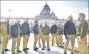  ?? SAMEER SEHGAL /HT PHOTO ?? Punjab police personnel deployed outside Golden Temple after the sacrilege bid, in Amritsar.