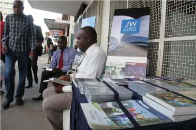  ??  ?? Members of Jehovah’s Witnesses in Zimbabwe display their literature along Jason Moyo Avenue which they distribute free of charge