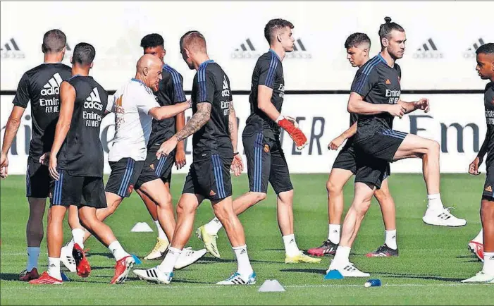  ??  ?? Los jugadores del Madrid, ayer, en el entrenamie­nto de la mañana en Valdebebas. En el centro de la imagen Bale, que no viajará, como el resto de los que jugaron la Eurocopa.