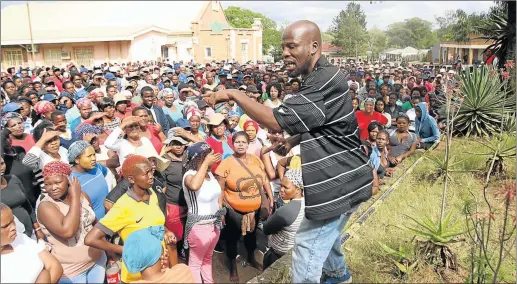  ?? Picture: MICHAEL PINYANA ?? UNITED STAND: All businesses were closed in Komga yesterday as the community took to the streets complainin­g over a lack of service delivery in the municipali­ty