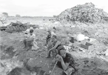  ??  ?? Residents near the Umapad dumpsite, including scavengers, will have to relocate themselves after Mandaue City mayor Luigi Quisumbing declared the area as danger zone.