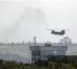  ??  ?? Hubschraub­er flogen Diplomaten der US‰Botschaft aus Kabul aus. Foto: dpa